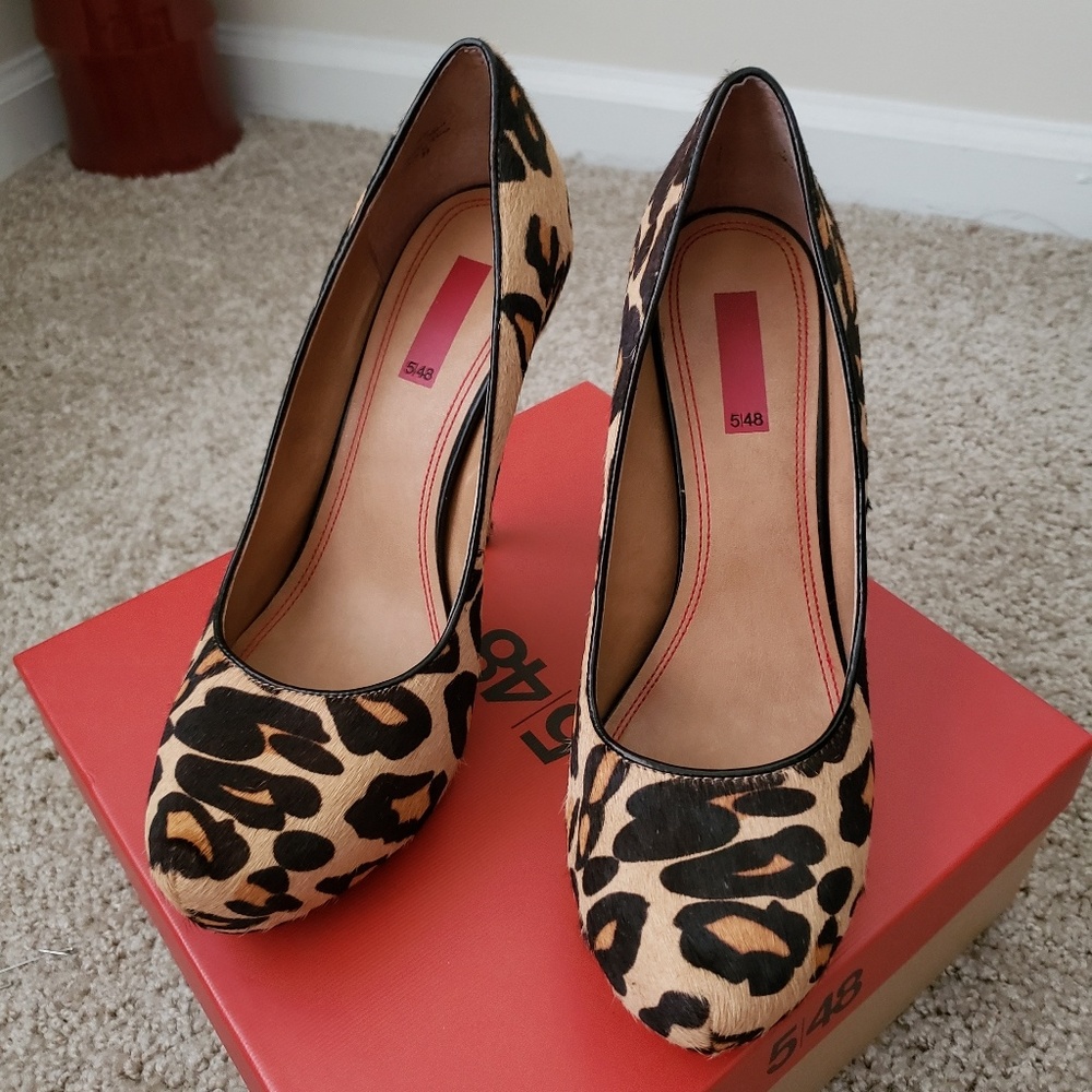 Saks 548 leopard pumps